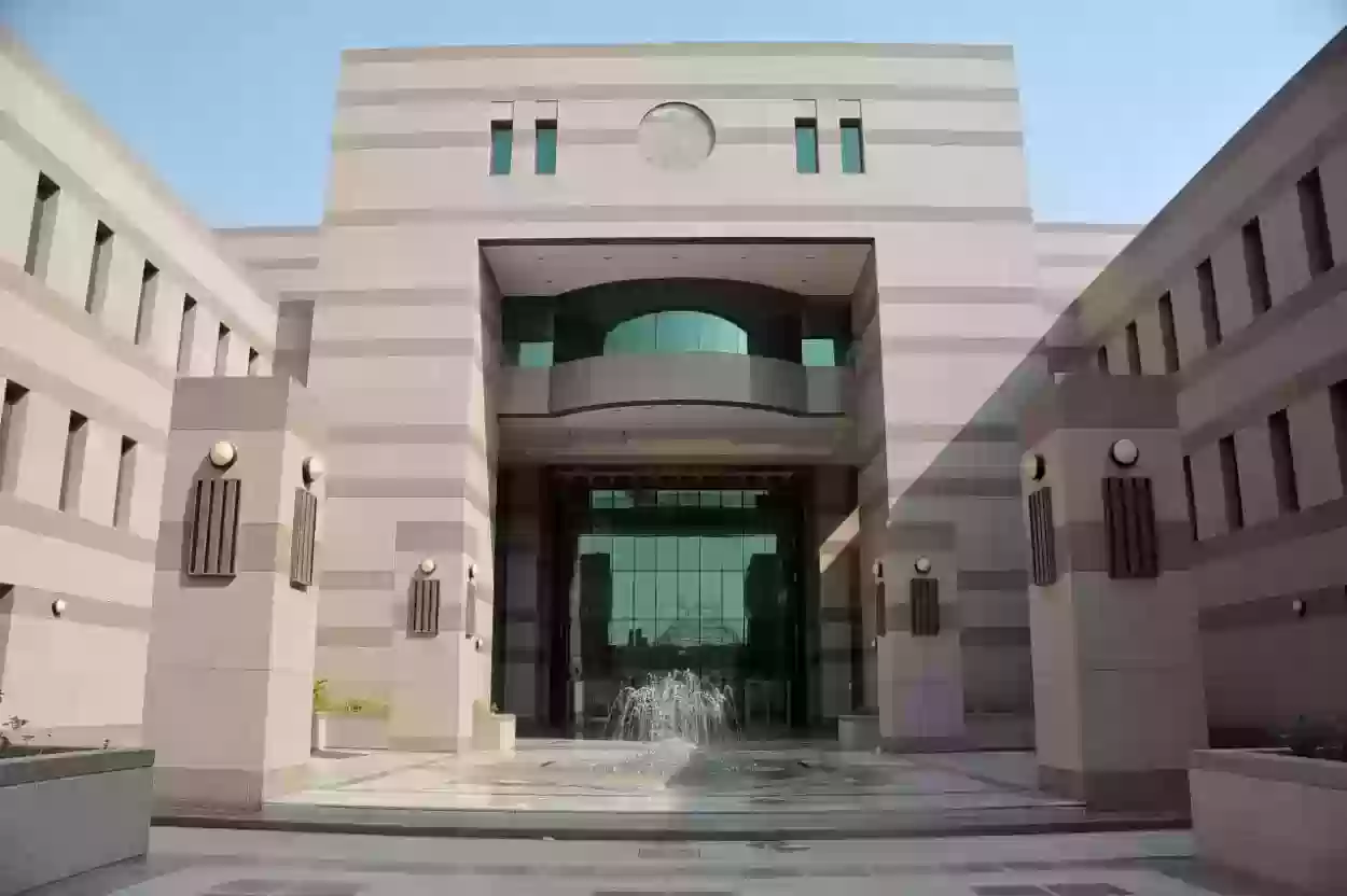 ما هي التخصصات الموجودة في جامعة الملك عبدالعزيز؟