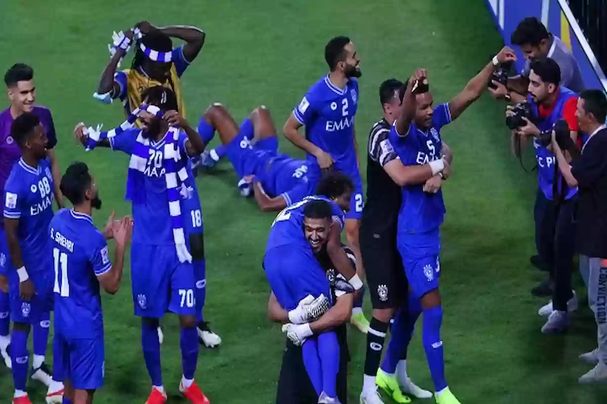 أسطورة الهلال يقود العالمي!