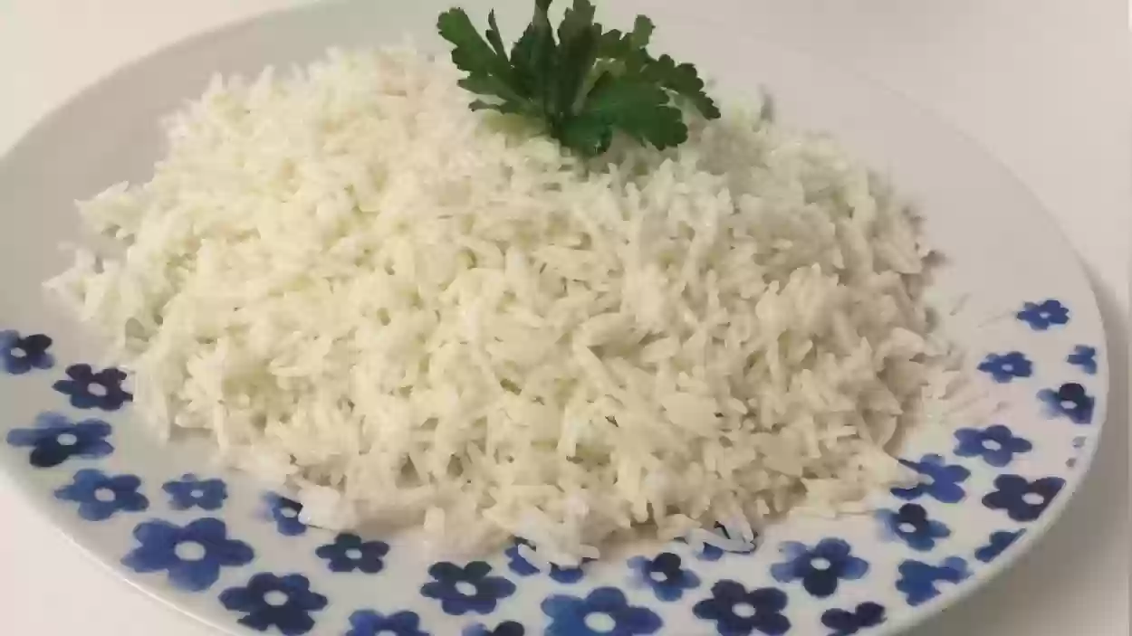 كيف اسوي رز ابيض سعودي؟ طريقة طبخ الرز الأبيض نثري مثل المطاعم بخطوات بسيطة للمبتدئين